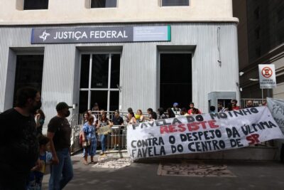 Moradores da Favela do Moinho protestam contra demolições e despejos