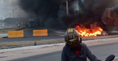 Revolta: motoboys interditam proximidades da UEMA reclamando direito a maior segurança