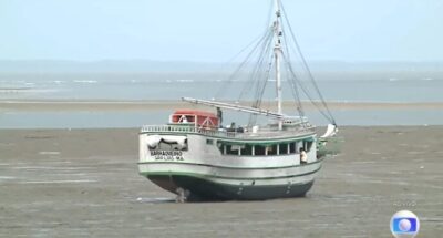 Um barco segue encalhado entre Alcântara e São Luís e resgate deve ocorrer à tarde