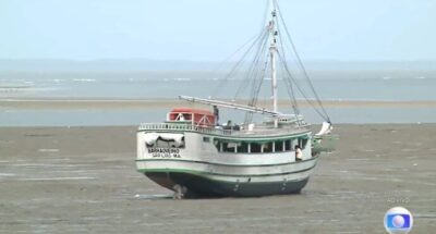 Um barco segue encalhado entre Alcântara e São Luís e resgate deve ocorrer à tarde