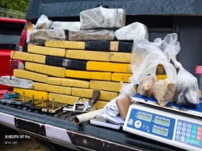 Polícia apreende mais de 25kg de drogas escondidos sob piso de casa