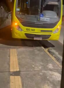 Passageira pula da janela de ônibus em movimento para escapar de assalto na BR-135
