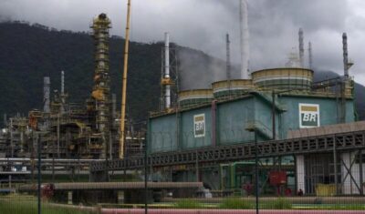 Petrobras aumenta preço do diesel em R$ 0,38 por litro e reajuste começa a valer neste sábado (14)