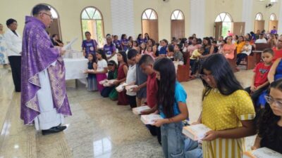 Igreja Católica realiza Cerimônia de Entrega das Bíblias para novos catequisandos em São Benedito do Rio Preto
