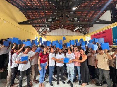 Prefeito Heliezer do Povo acompanha entrega de tablets do programa Tô Conectado na Escola Arthur Teixeira de Carvalho