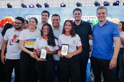 GOVERNO DO ESTADO ENTREGA TABLETS A MAIS 1.461 ALUNOS E EQUIPAMENTOS A AGENTES DE SAÚDE EM ROSÁRIO