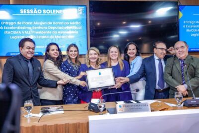 Iracema Vale recebe Placa de Honra ao Mérito e discurso destaca democracia e liderança feminina