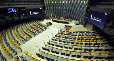 Concurso da Câmara tem salário de R$ 30 mil e não exige graduação específica; veja detalhes