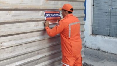 Bombeiros interditam imóvel no centro por risco de desabamento