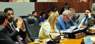 Iracema Vale parabeniza servidores por qualificação profissional por meio de convênio