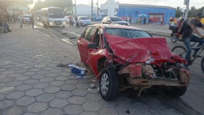 Criminosos roubam rodas e peças de carro após acidente na Estrada de Ribamar