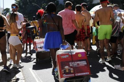 Rio inicia credenciamento de ambulantes para o carnaval de rua 2026
