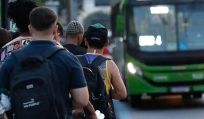 Setor de serviços cresce 0,3% em janeiro e volta ao nível recorde