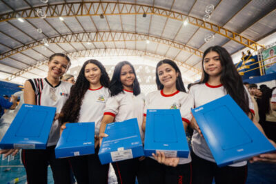 Governo do MA entrega mais de 14 mil tablets a estudantes de Santa Inês