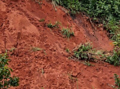 Encostas cedem com chuva intensa e causam prejuízos em Santa Luzia