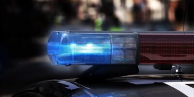 Homem invade casa da ex-companheira, tenta matá-la, foge com o filho e vai preso