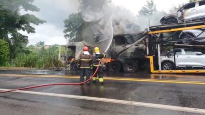 VÍDEO: Caminhão-cegonha com carros elétricos pega fogo e interdita BR-101, em Fundão