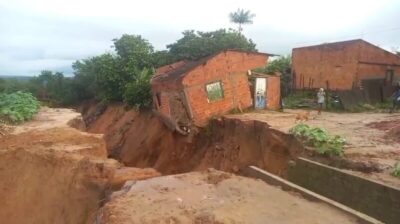 Casa é engolida por voçoroca em Grajaú