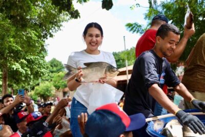 Bruna Pessoa participa de entrega de peixes em Ribeiraozinho neste sábado de Aleluia