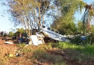 Avião carregando R$ 15 milhões cai no Paraguai e moradores saqueiam dinheiro