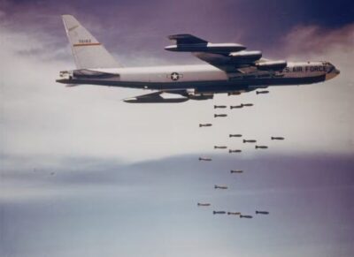 EUA utilizam bombardeiro B-52 em operação no Irã pela primeira vez desde início da guerra