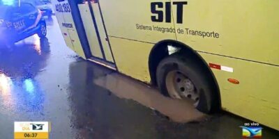 Ônibus fica preso em buraco após forte chuva na Avenida Daniel de La Touche