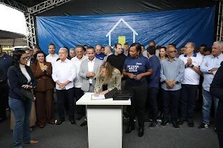 Celina Leão realizou a assinatura de 30 ordens de serviço no Paranoá, como parte do programa “GDF na sua porta”.