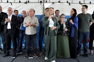 Celina Leão realizou a entrega de 12 novos ônibus escolares em Planaltina, que beneficiarão até 1,4 mil estudantes da zona rural.