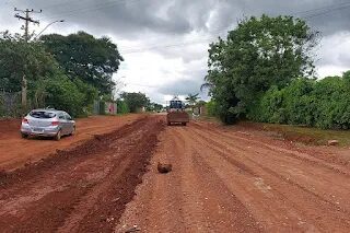 Governo do Distrito Federal intensifica os esforços de manutenção e aprimoramento das vias não pavimentadas no Riacho Fundo II.