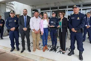 Celina Leão realiza a entrega de novas viaturas e drones à PMDF, fortalecendo a segurança no Distrito Federal.