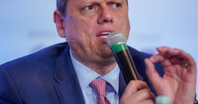 Tarcísio de Freitas diz que Flávio Bolsonaro pode vencer Lula no primeiro turno