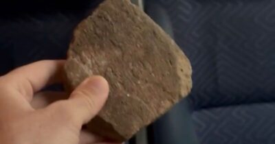 Veículo ficou preso por cerca de 10 minutos em rua estreita e foi atacado por cerca de 30 pessoas; proteção nos vidros evitou que jogadores ficassem feridos.