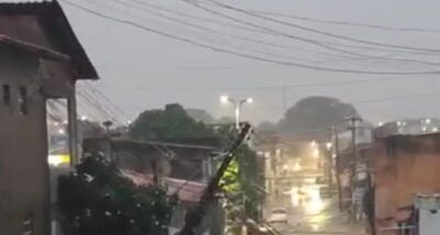 Motorista perde controle de caminhão, derruba poste e deixa moradores sem energia na Vila Passos, em São Luís