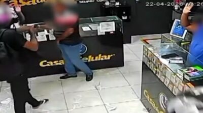 Dupla armada invade loja de celulares, realiza assalto e foge em seguida em São Luís