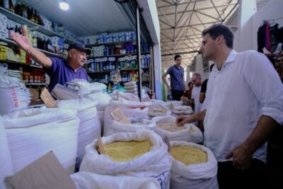 Orleans Brandão visita Feira do João Paulo, dialoga com trabalhadores e reforça compromisso com melhorias no espaço