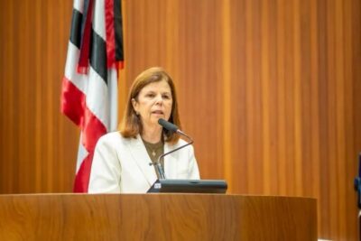 Helena Duailibe protocola projeto de lei para combater uso de cigarros eletrônicos