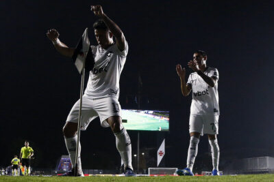 Matheus Martins explica dancinha no clássico