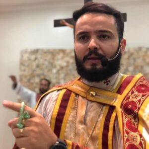 “Quem inventou isso foi um peixeiro”: Padre Caio Queiroz polemiza ao criticar banquetes de peixe na Sexta-feira Santa