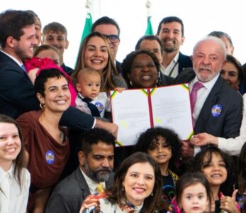 Com relatoria de Ana Paula Lobato, lei que amplia licença-paternidade é sancionada