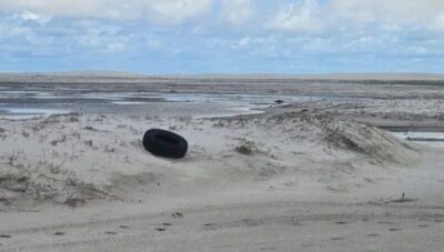 Lixo marinho se espalha pelo litoral do Parque dos Lençóis Maranhenses