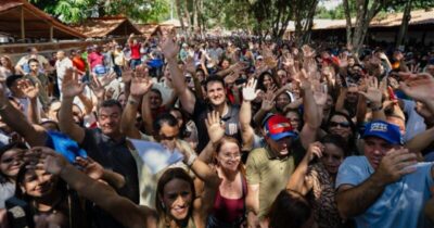 Orleans é recebido por multidão em Colinas e consolida apoio de mais de 20 prefeitos