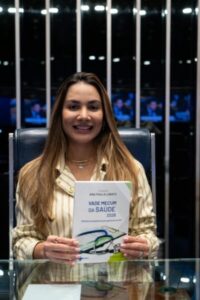 Ana Paula Lobato celebra Dia Mundial da Saúde em sessão solene e lança Vade Mecum para gestores do SUS