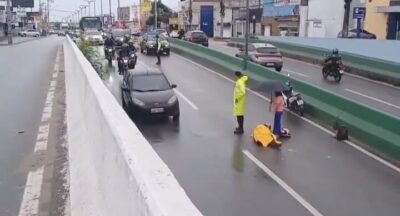 Motociclista fica ferido após colisão com caminhão no elevado da Cohab; trânsito trava