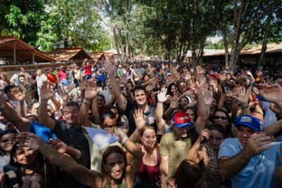 Orleans ganha apoio de prefeitos e é recebido por multidão em grande festa em Colinas