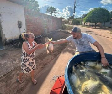 Vereador Manim da Cruz entrega mais de uma toneleda de peixes no Povoado Lagoa da Cruz e em Gonçalves Dias