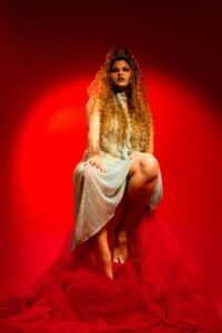 Com participações especiais, Nicole Terrestre faz show especial do single “Peso de Sísifo” neste sábado (18)