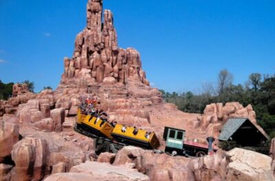 Atrações icônicas voltam aos parques da Disney