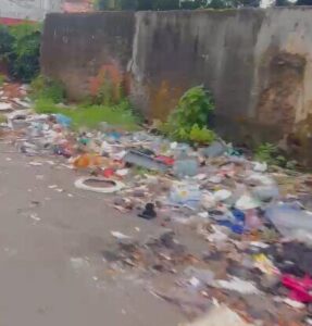 Acúmulo de lixo na Rua João Luís gera reclamações no Centro de São Luís