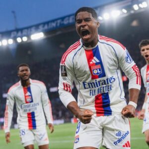 Endrick marca contra o PSG com apenas cinco minutos de jogo