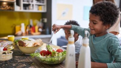 Frutas e verduras ainda ficam de lado na mesa do brasileiro